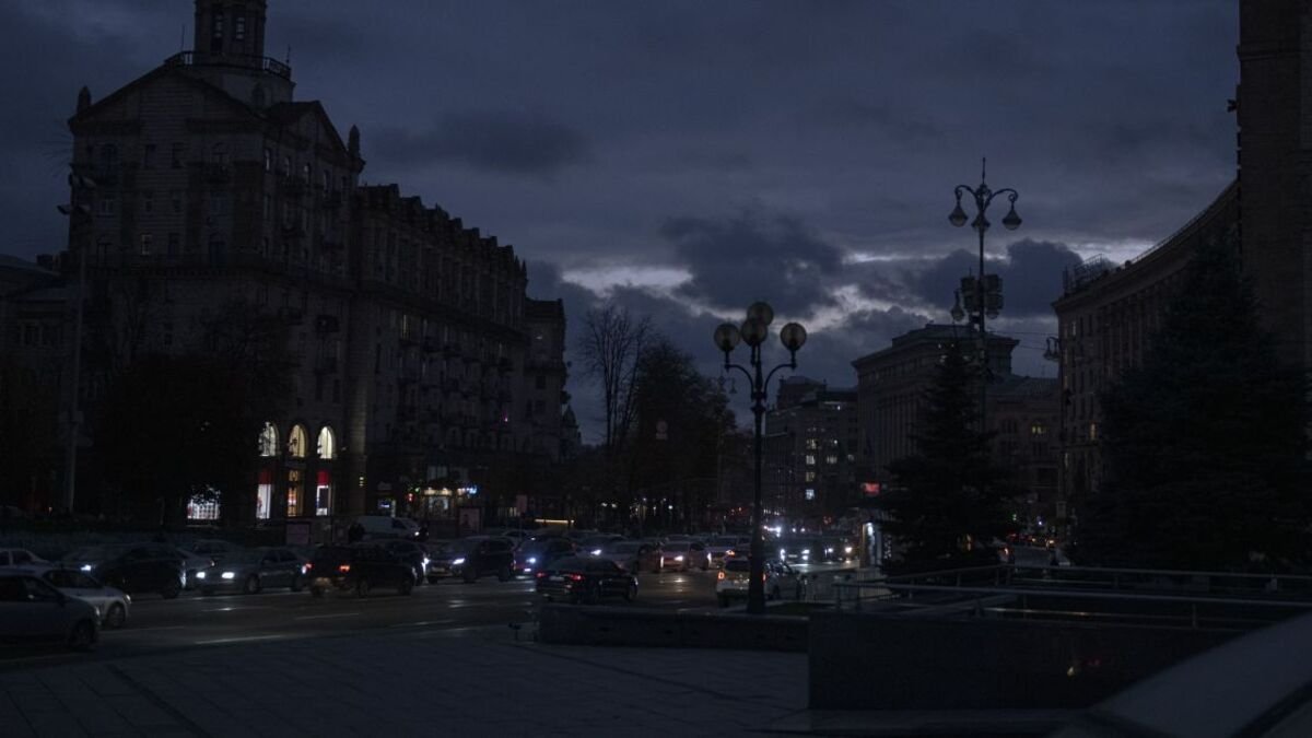 Отключение света в Днепре: жители одного из жилмассивов заявляют о «неравных графиках»