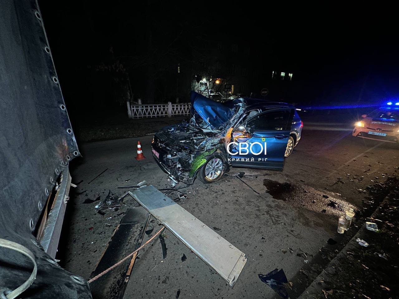 У Кривому Розі автомобіль на швидкості врізався у вантажівку: водія госпіталізували