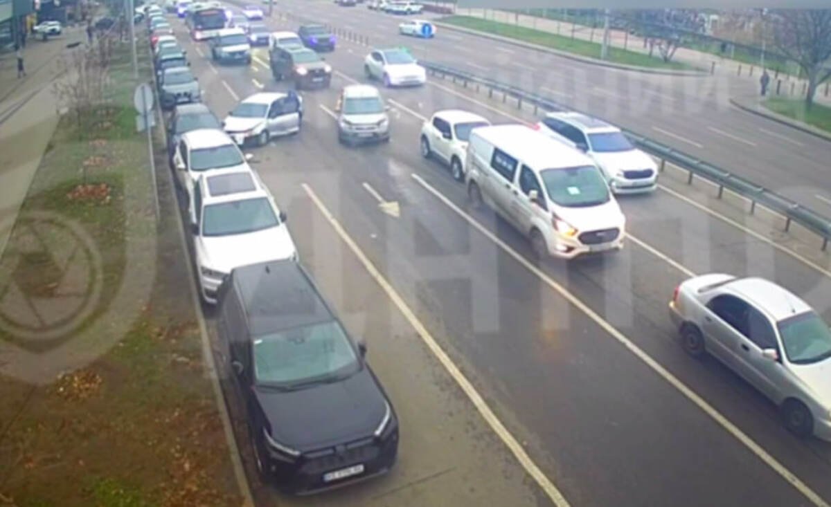 В Днепре на Победе на одном участке произошло сразу два ДТП: движение затруднено