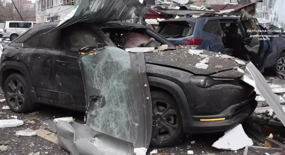 Патрульные показали первые минуты после вчерашнего удара по Днепру: видео