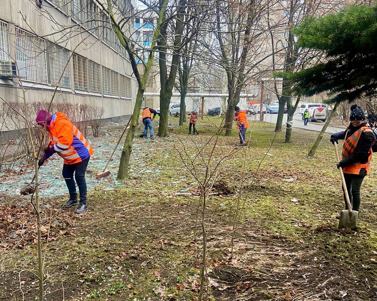 Комунальники на місці ракетної атаки по Дніпру 1 грудня