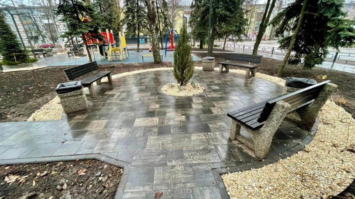 У Дніпрі на 12 кварталі облаштували затишний сквер 