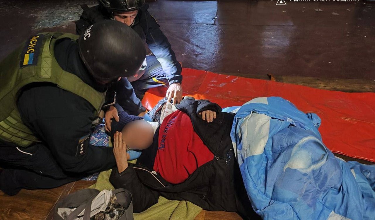 Рятувальники допомагають пораненій жінці