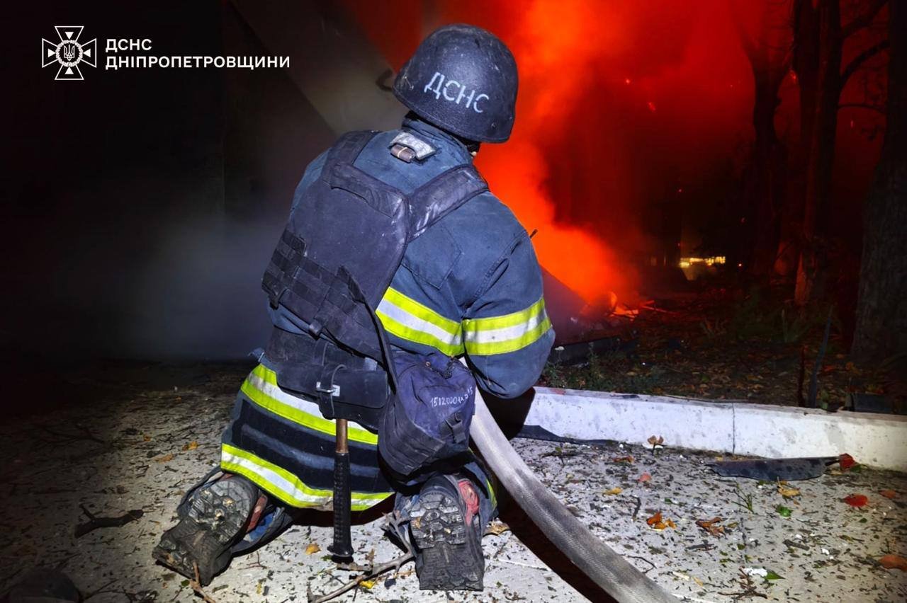 Рятувальник на місці ракетної атаки