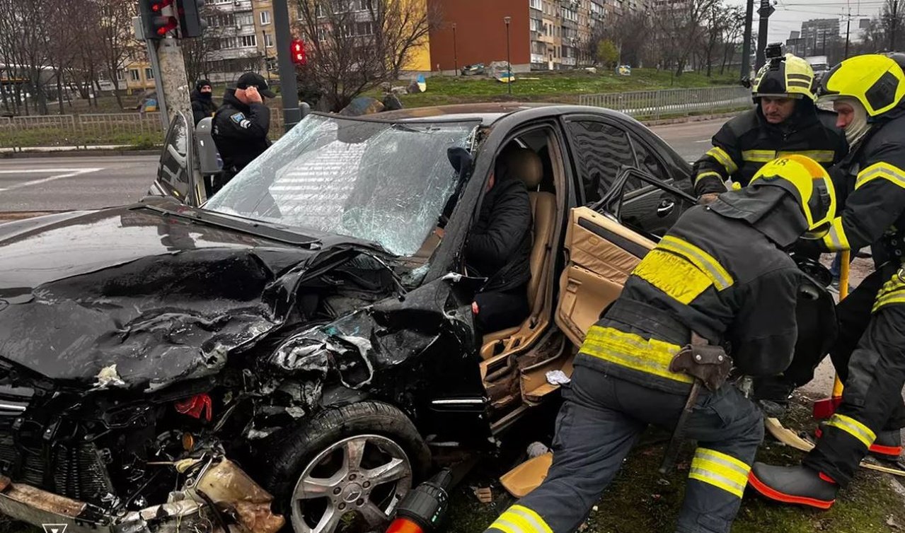 Водія деблокували з авто в Дніпрі