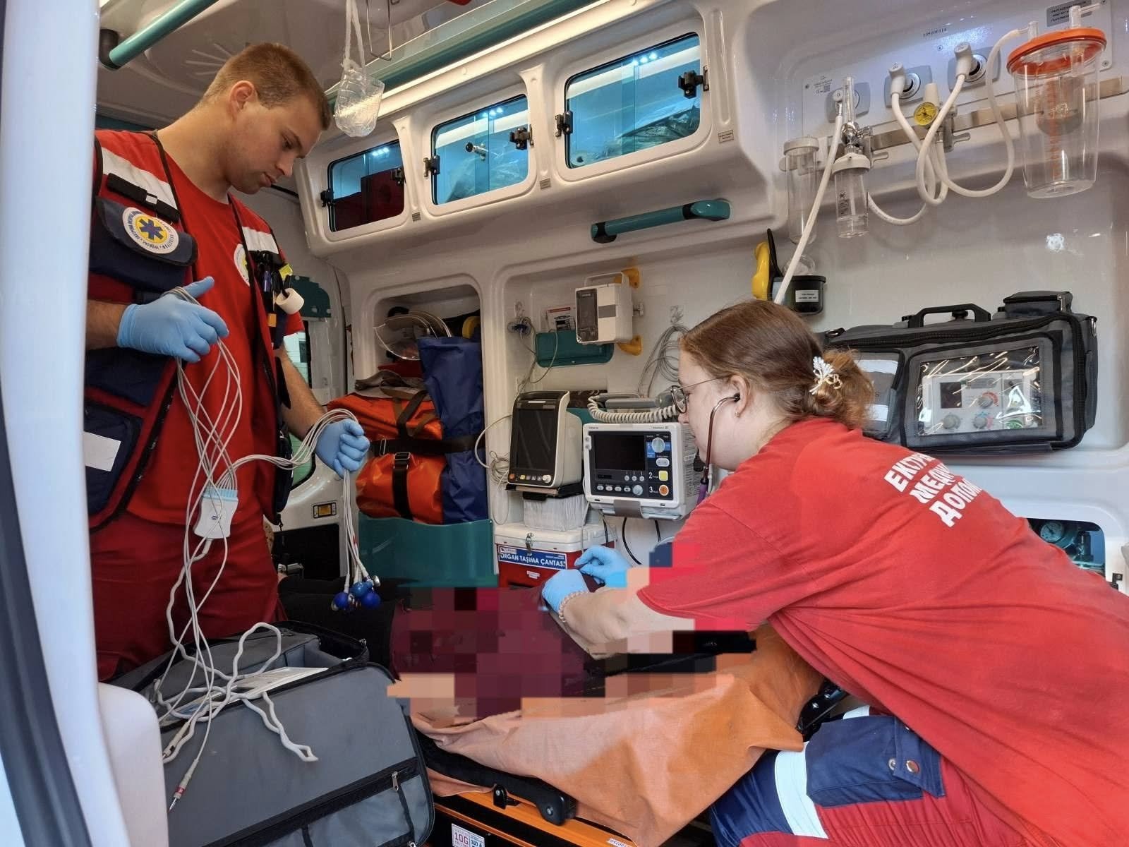 Медики оказывают помощь пострадавшей женщине