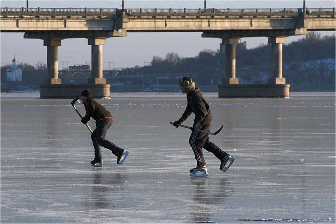 Люди грають в хокей на Дніпрі