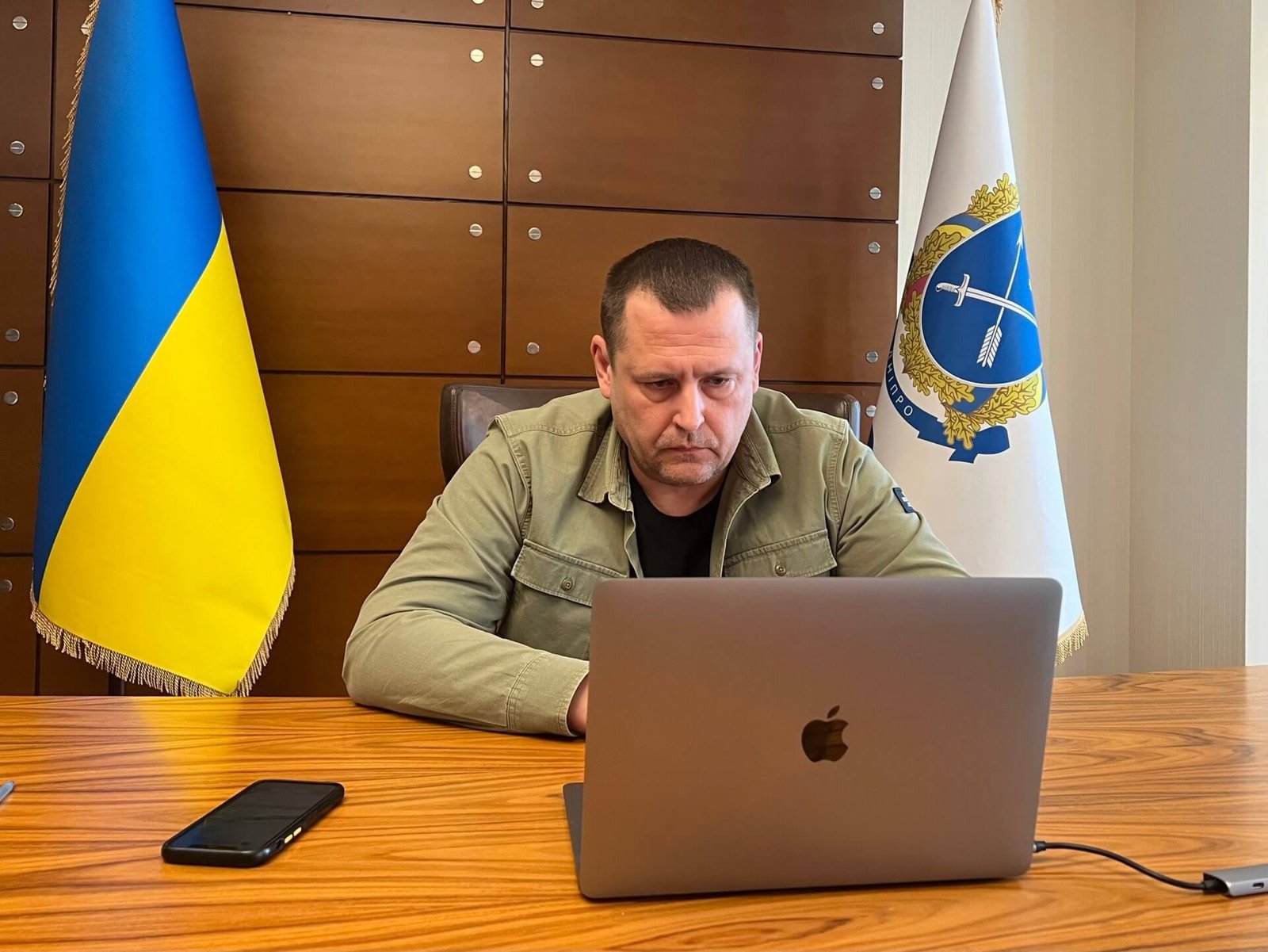 Борис Филатов в своем кабинете