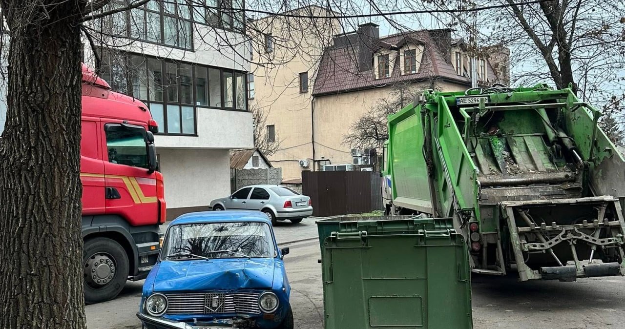 Машина повреждена после ДТП осталась стоять во дворе