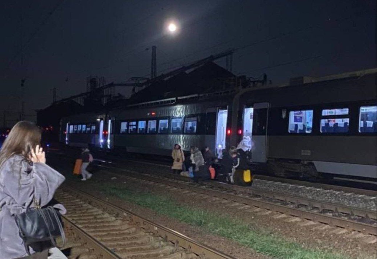 Поезд остановили посреди села