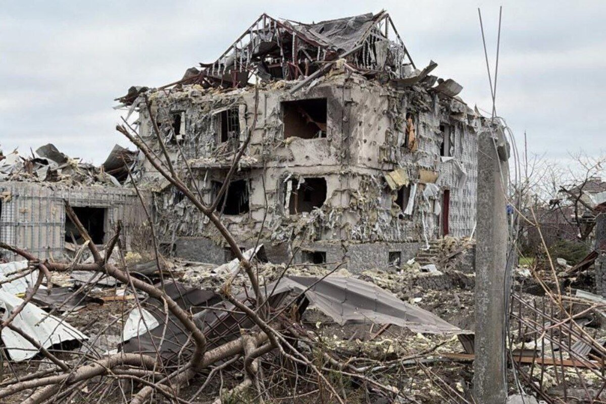 «Горить досі»: величезна хмара диму накрила Дніпро після ворожої атаки