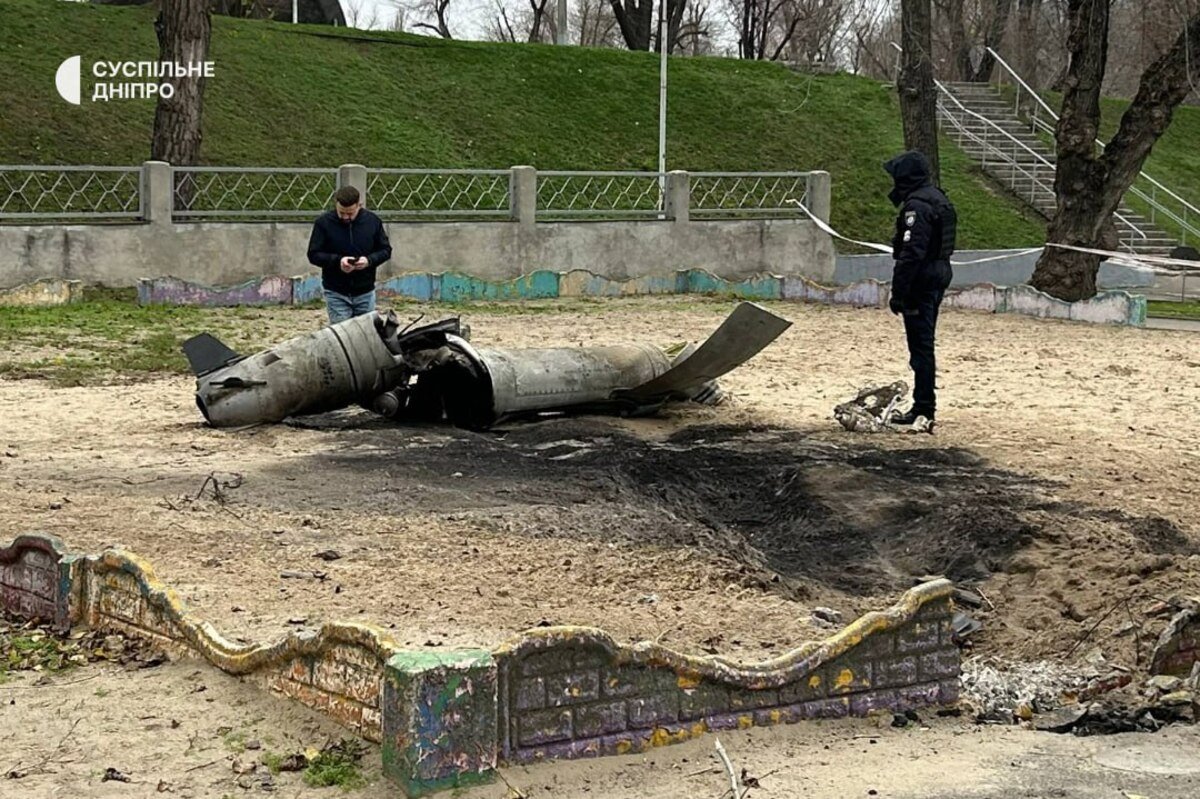 В центре Днепра обломки российской ракеты упали на детскую площадку