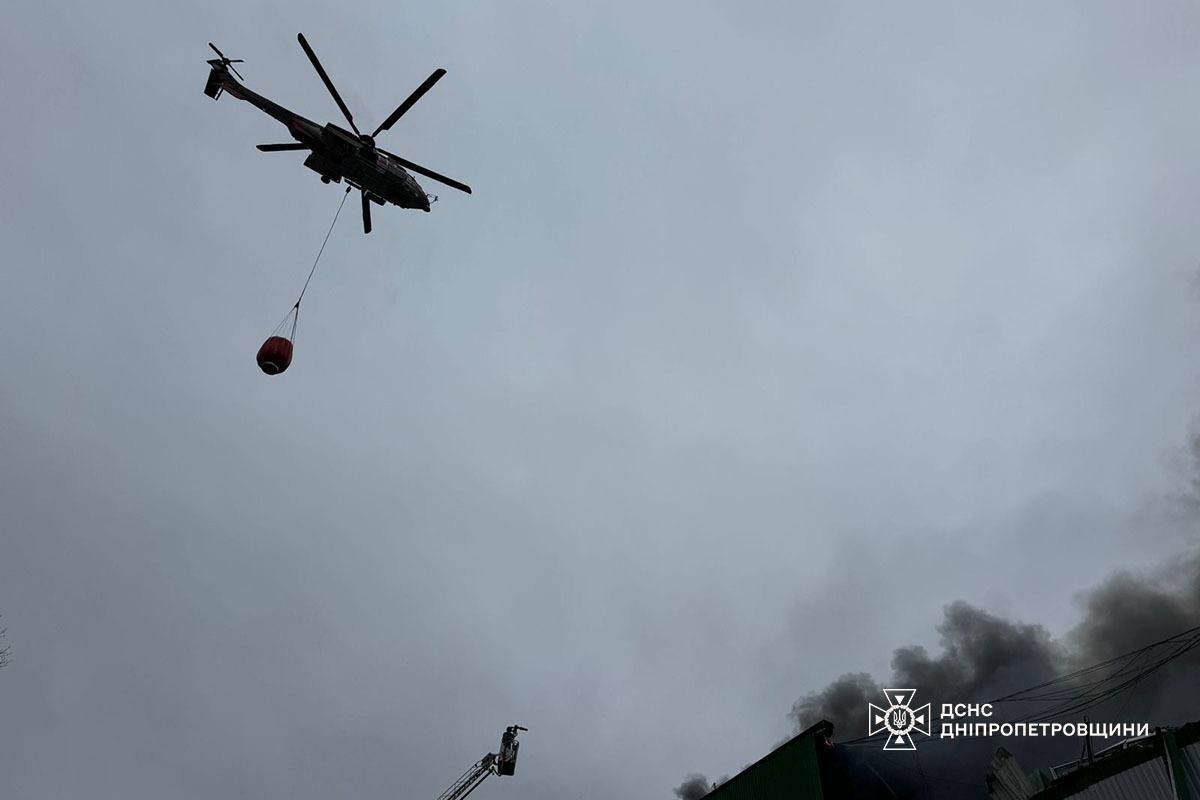 Огонь и дым над Днепром: авиация ГСЧС борется с последствиями ночного удара