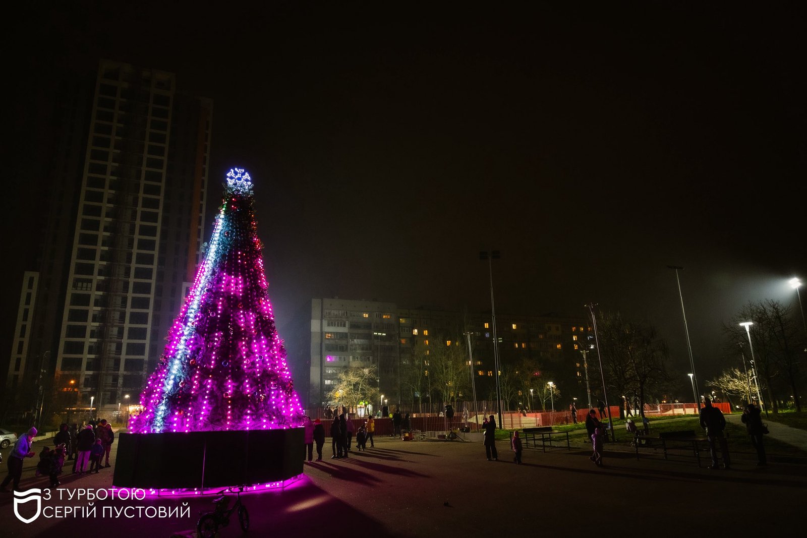 В Днепре в сквере Усачева засияла первая районная елка: фото