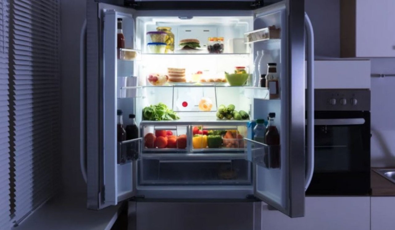 Холодильник з їжею