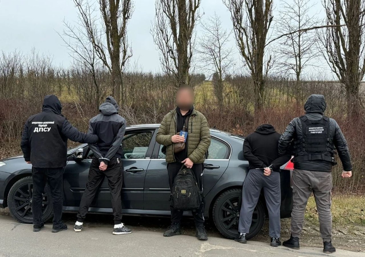 Задержанный мужчина вместе с сообщниками