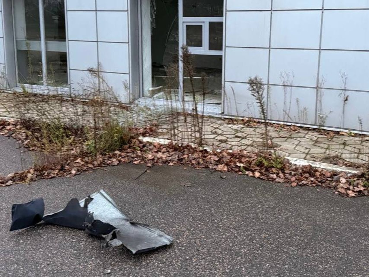 Пошкоджена внаслідок обстрілу будівля в Нікопольському районі