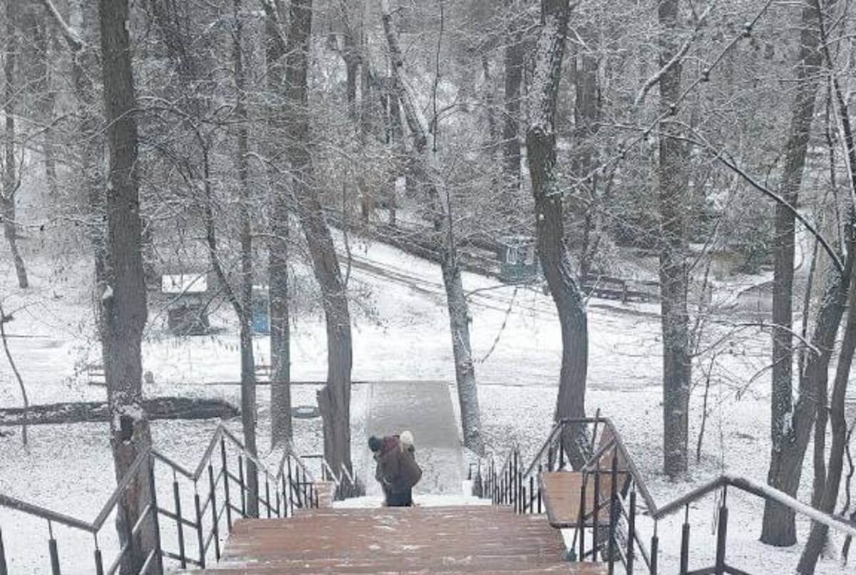 У Дніпрі вночі випав сніг: як виглядає місто зранку (фото)