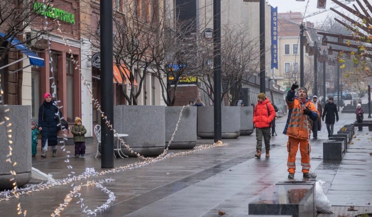 Коммунальщики устанавливают иллюминации