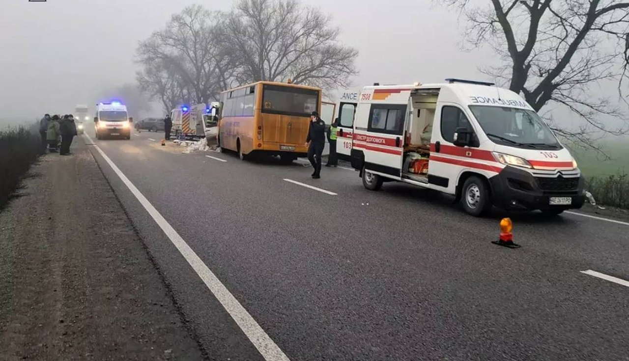 Скорая помощь и ГСЧС на месте ДТП в Каменском районе