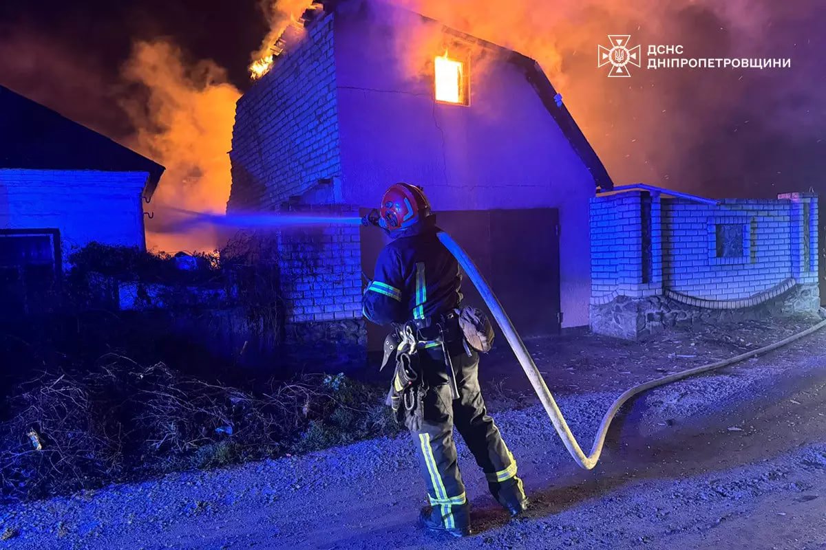 У Дніпрі в АНД районі вночі сталася масштабна пожежа: вогонь охопив 100 кв.м 