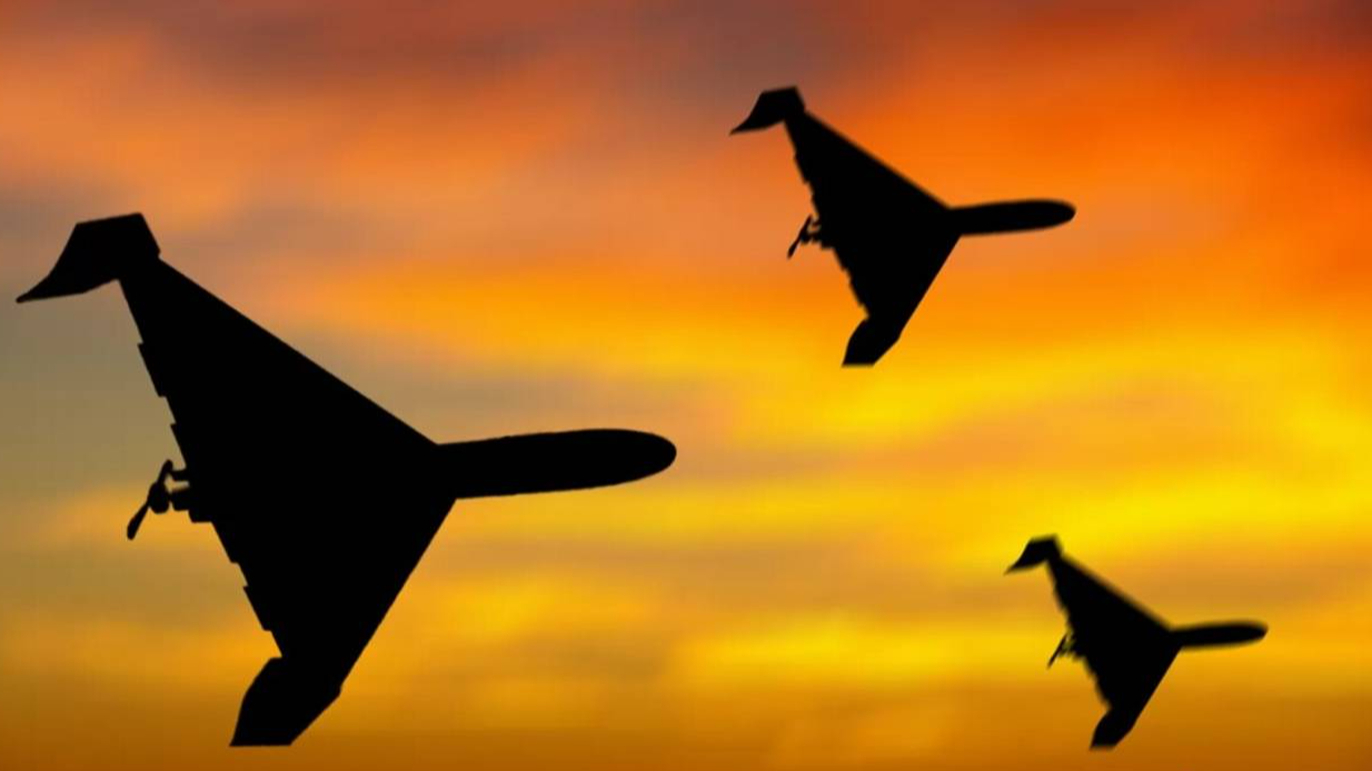 В Днепре слышны взрывы: горожан призывают оставаться в укрытиях