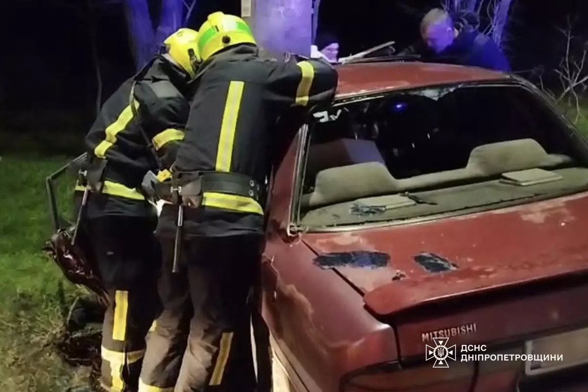 У Кривому Розі надзвичайники визволили заблокованого водія з авто