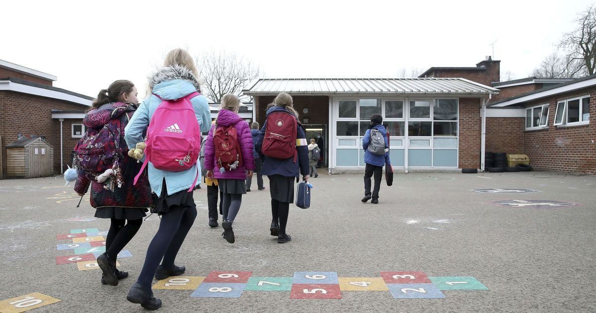 Діти йдуть до школи