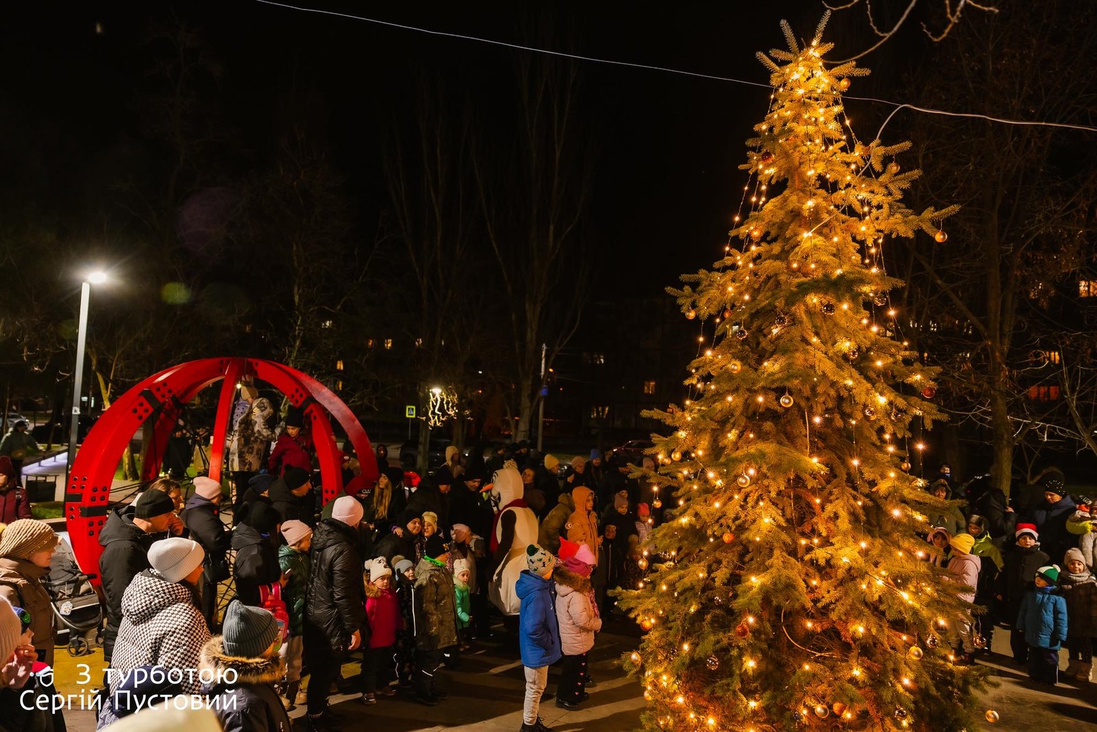 В Днепре на Райончике украсили и "зажгли" новогоднюю елку