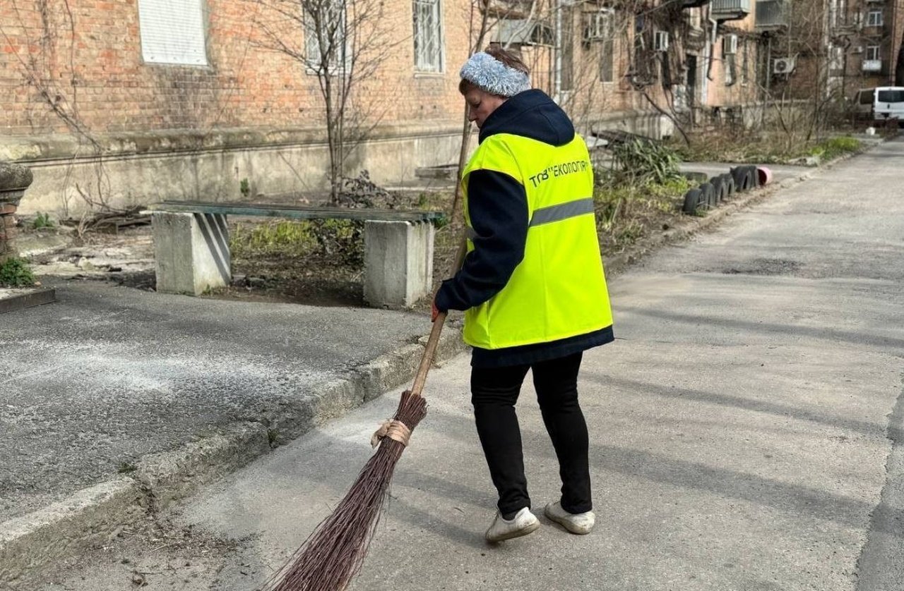 Уборка улиц возле дома в Днепре