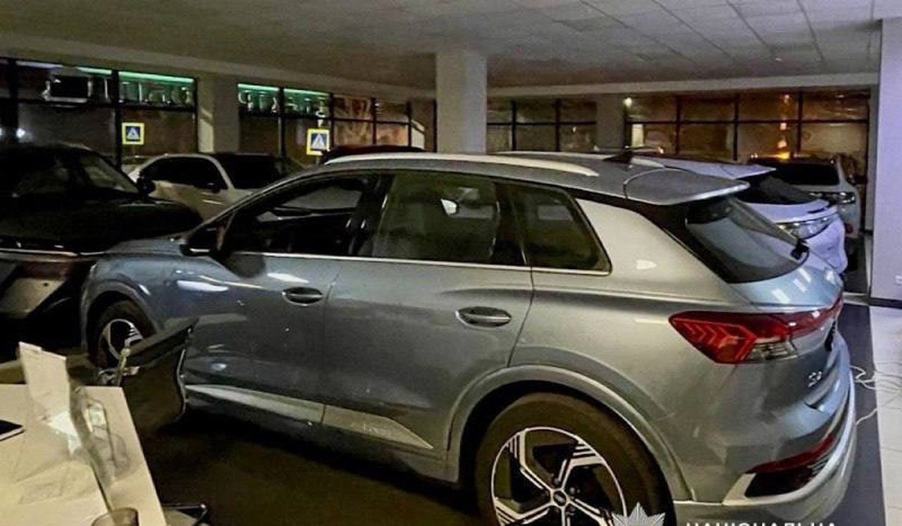 Поврежденная машина в автосалоне в Днепре