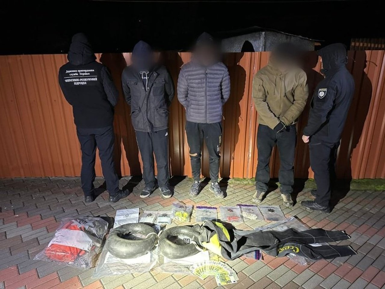 Задержанные мужчины.