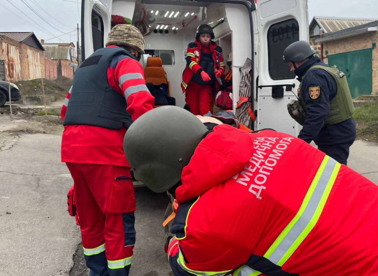 Спасатели и медики оказывают помощь людям