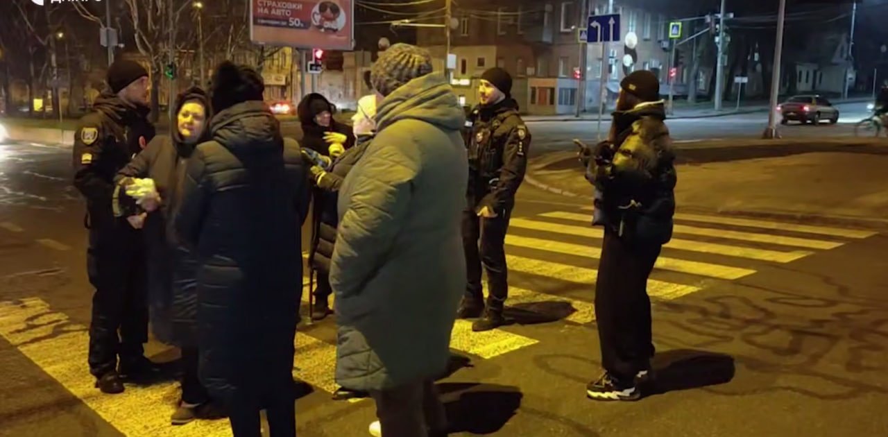 Люди перекрили дорогу в Дніпрі