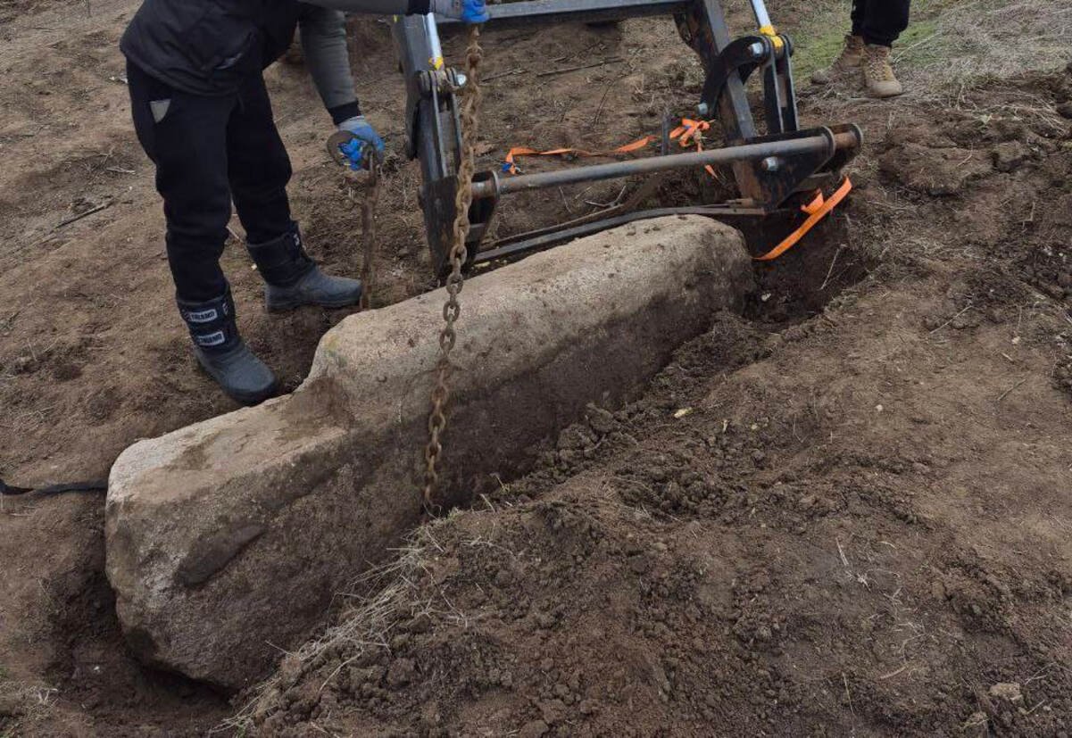 В поле под Днепром случайно обнаружили уникальную каменную стелу