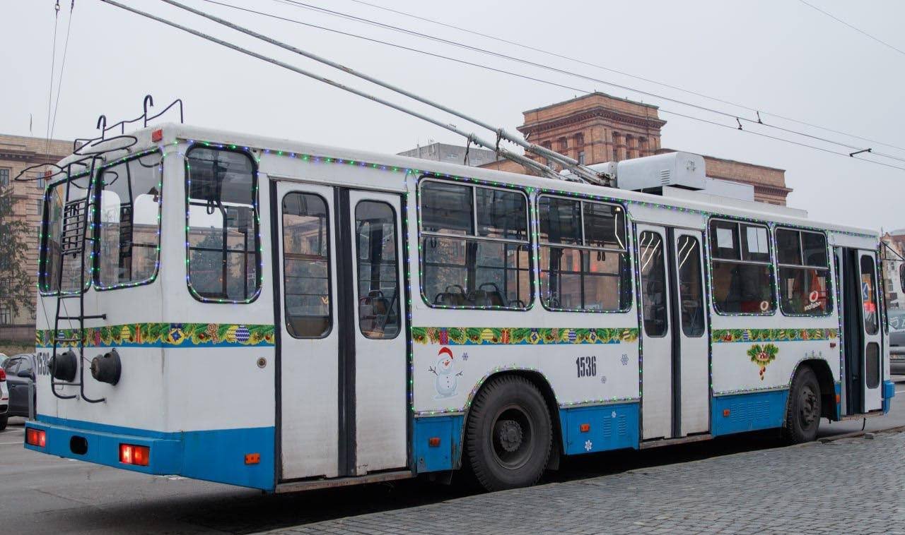 У Дніпрі за тиждень до Різдва з'явилися святкові трамваї і тролейбуси
