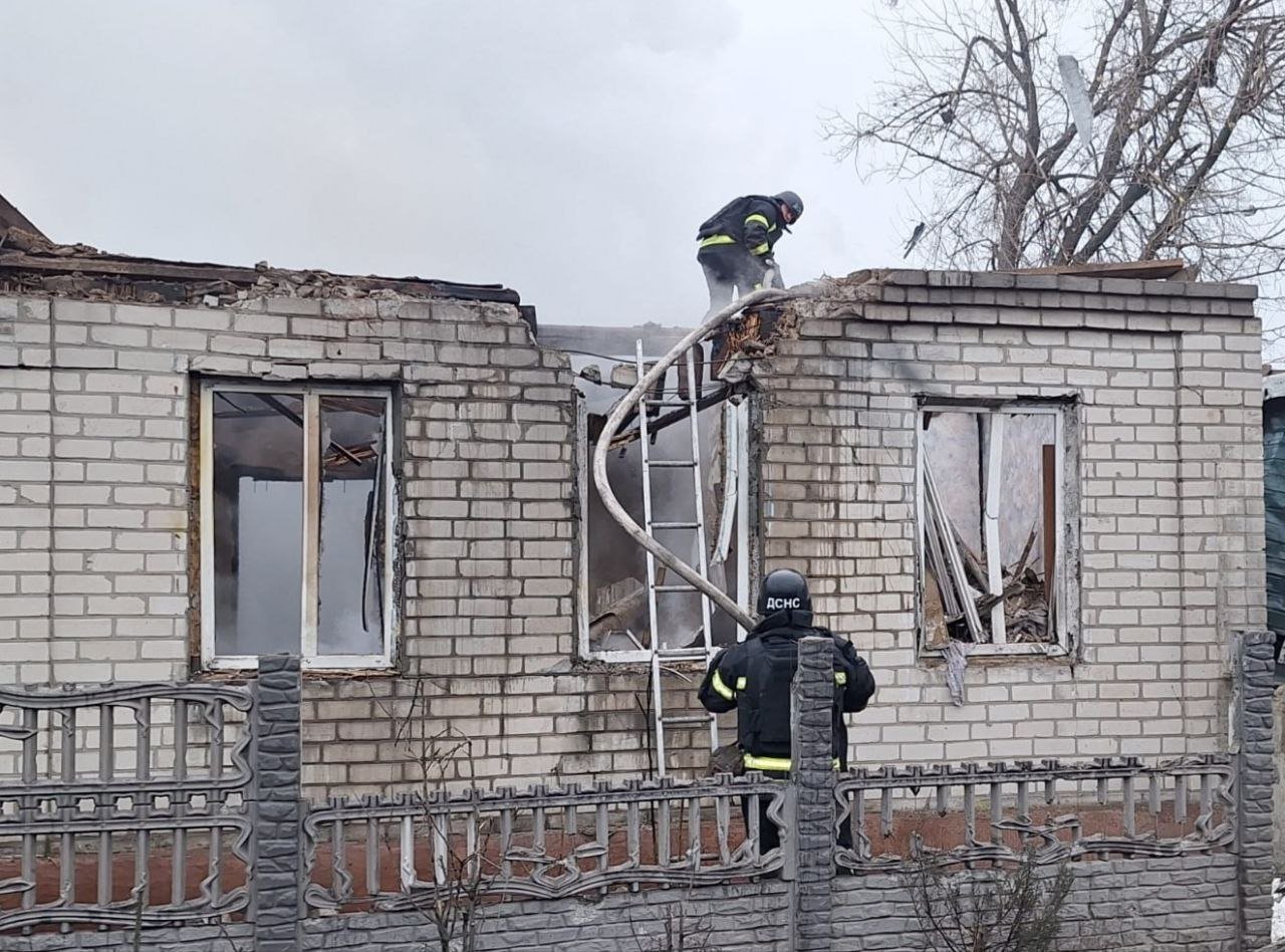 Разрушенный в Синельниковском районе дом