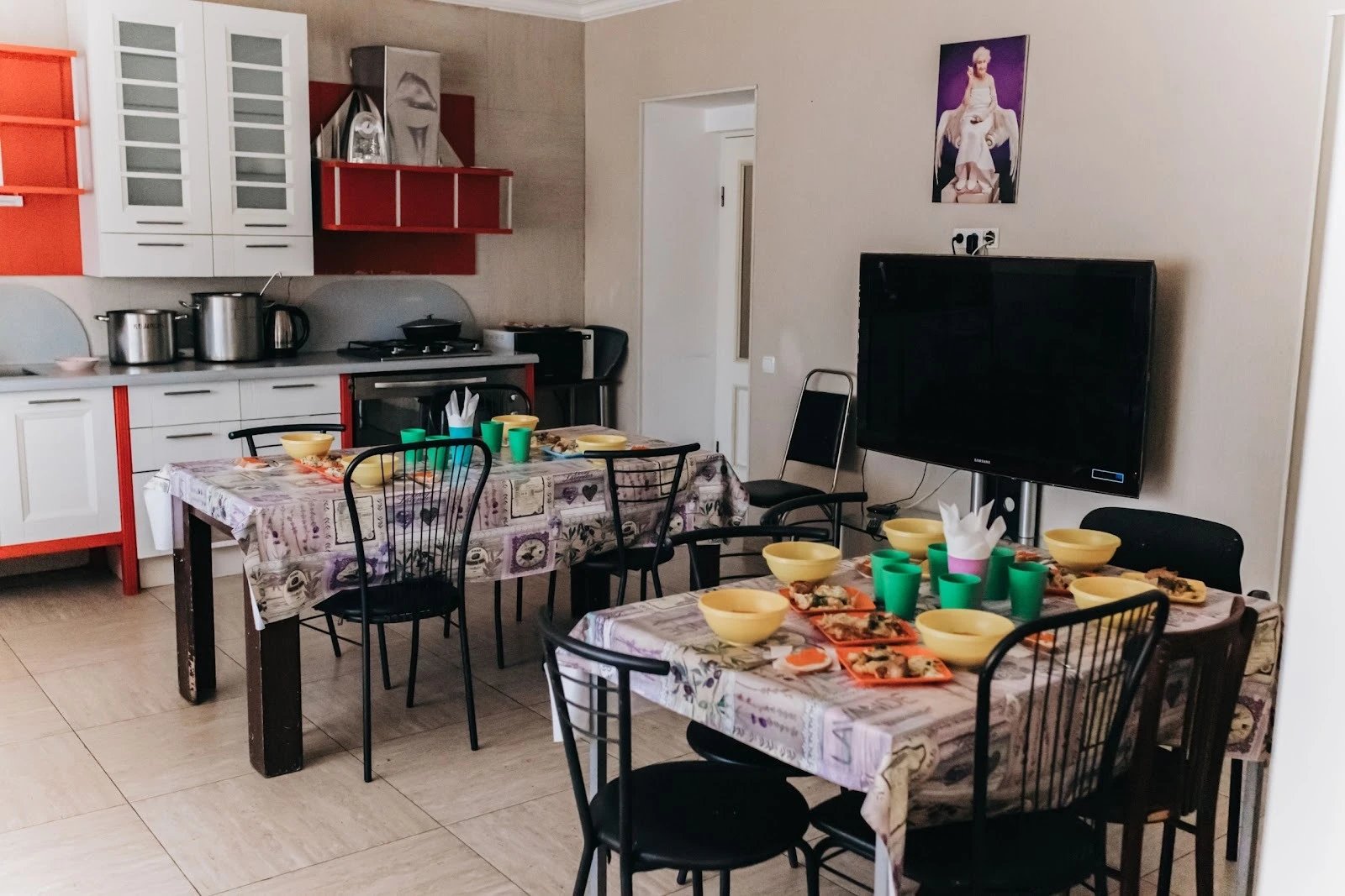 Почему пожилые переселенцы выбирают дома престарелых?