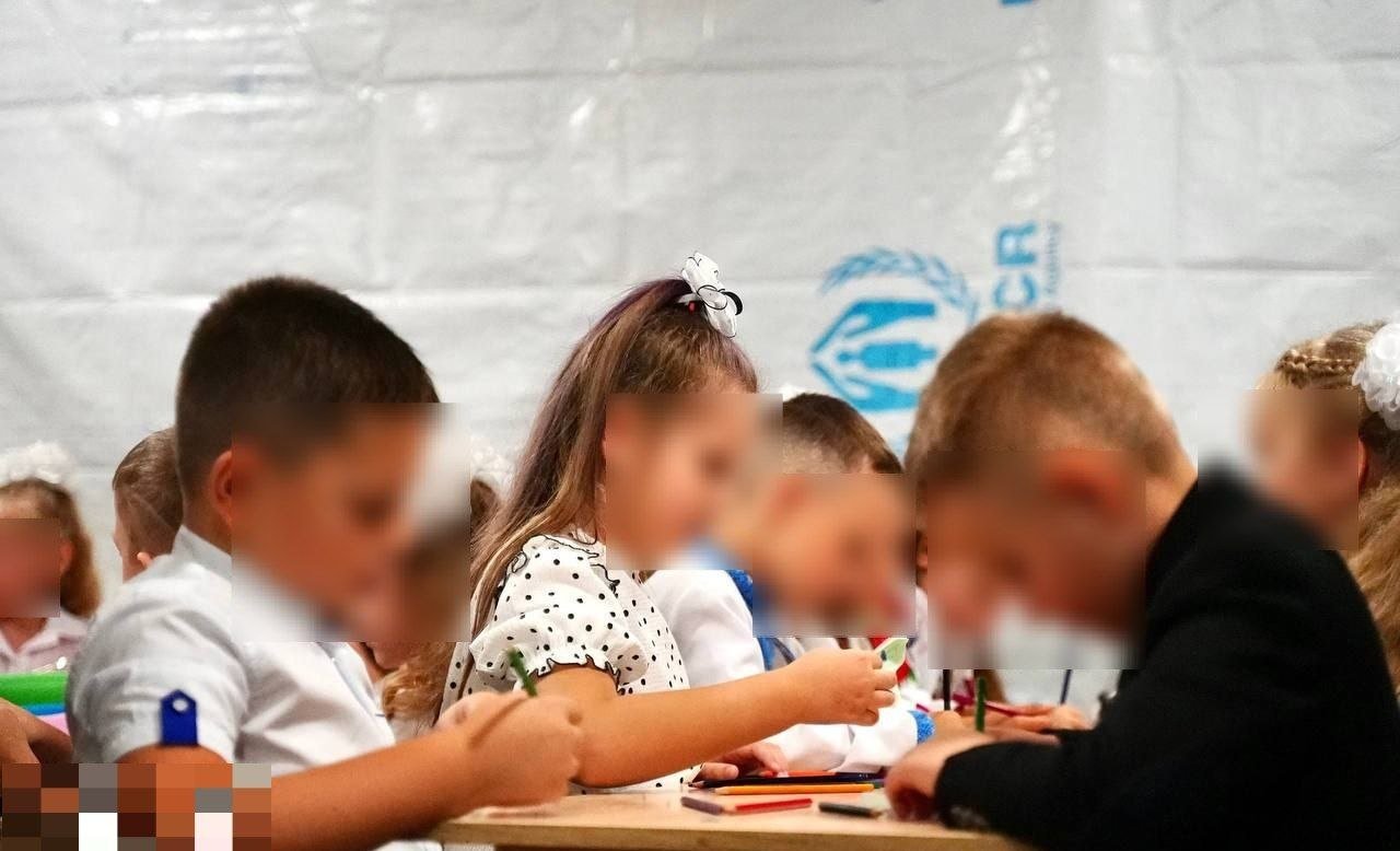 Діти в укритті школи