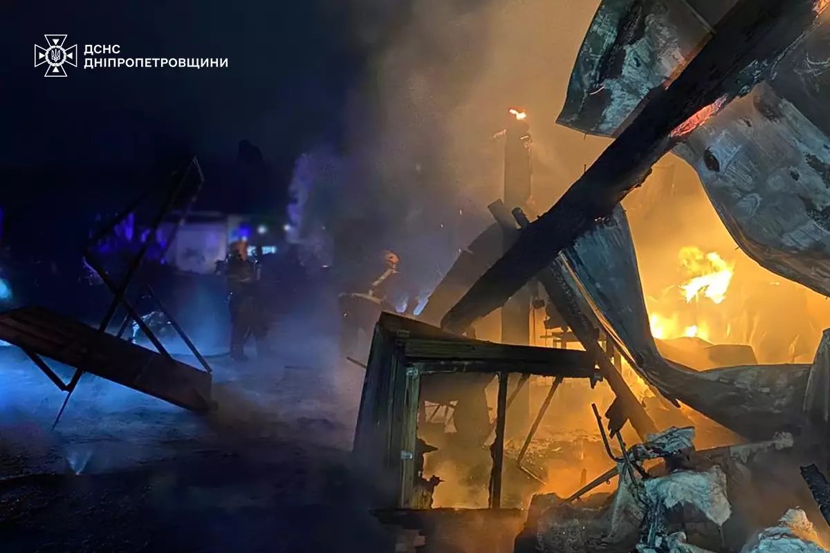 Масштабна пожежа у Кам’янському: горів склад на площі 200 кв.м