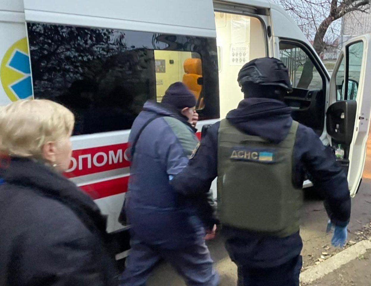 Спасатели вместе с пострадавшим мужчиной