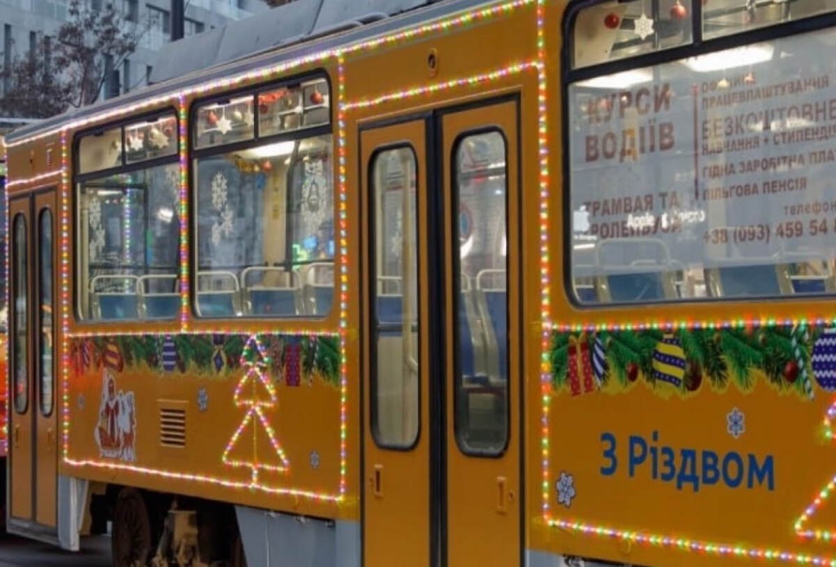 В Днепре ездят новогодние трамваи и троллейбусы: как выглядят