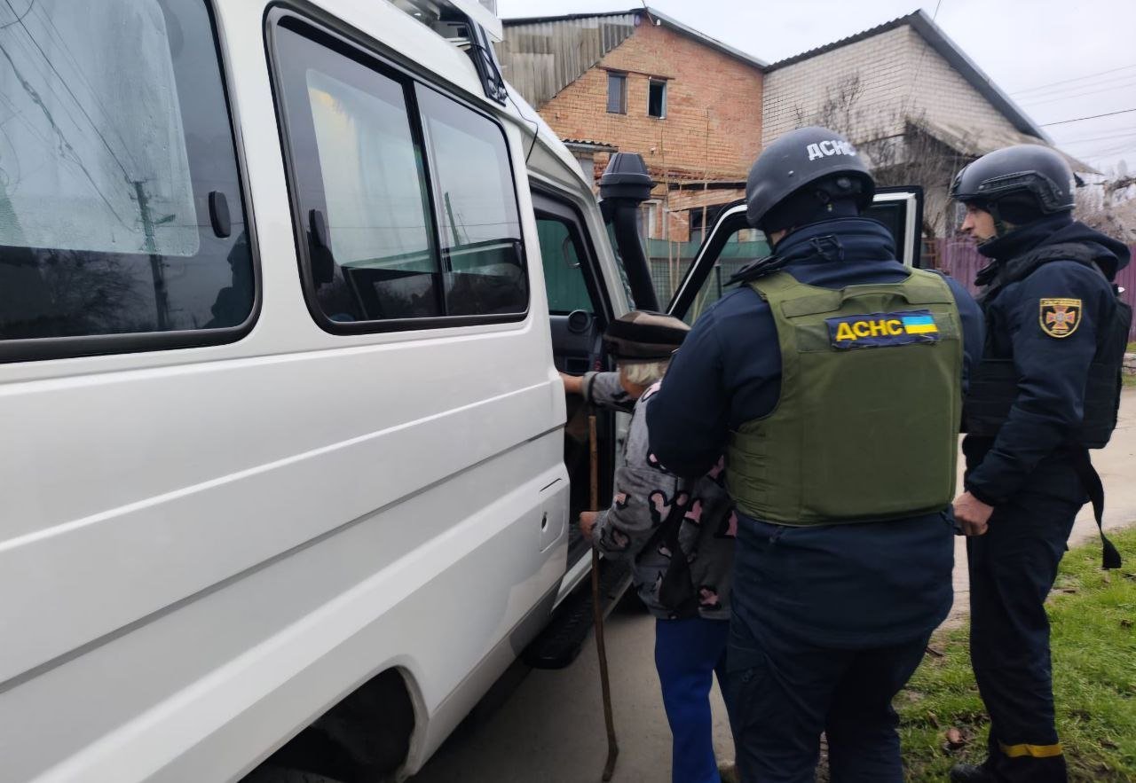 Спасатели вместе с раненой женщиной