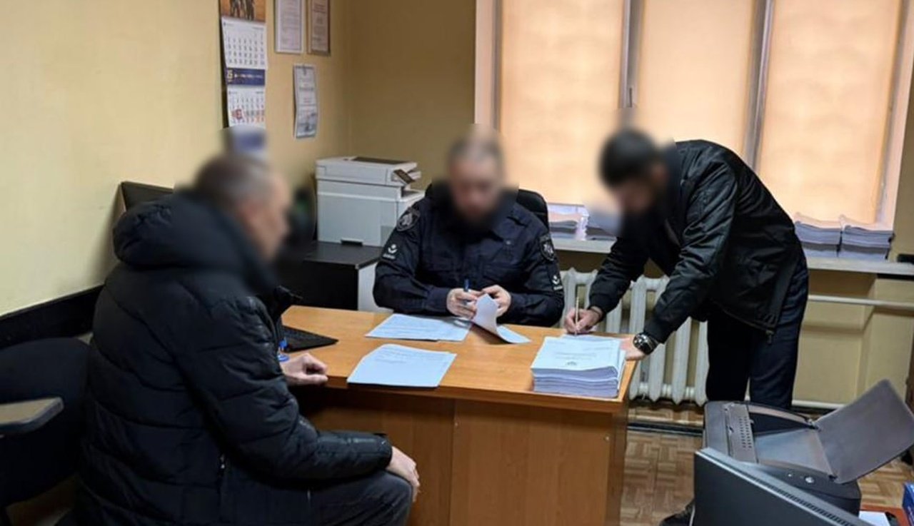 Обшук у кабінеті посадовця