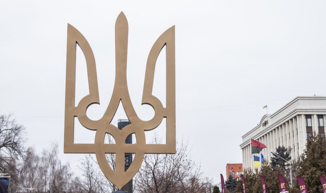 Тризуб, який встановили в центрі Дніпра