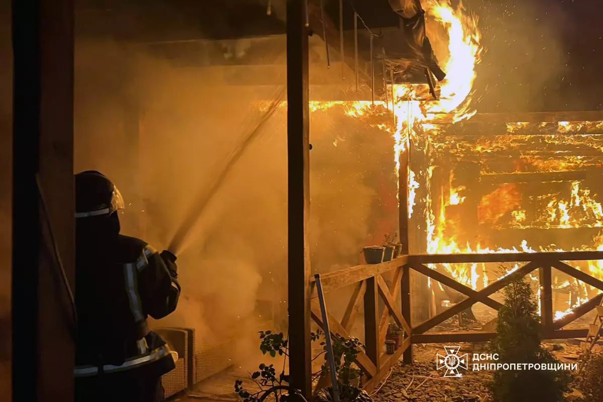 Получил ожоги стоп: в Днепровском районе во время пожара пострадал мужчина