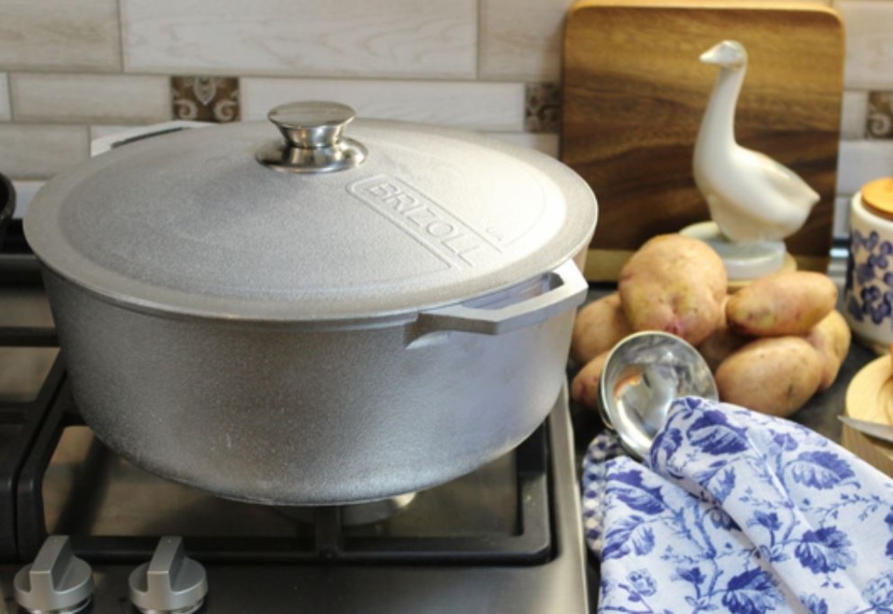 Каструля на плиті