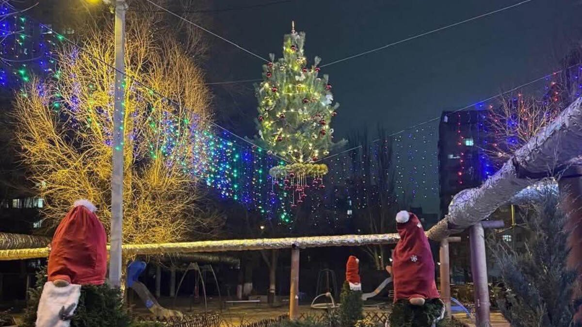 "Летающая елка" и тысячи огоньков: жители Днепра поразили праздничным декором двора