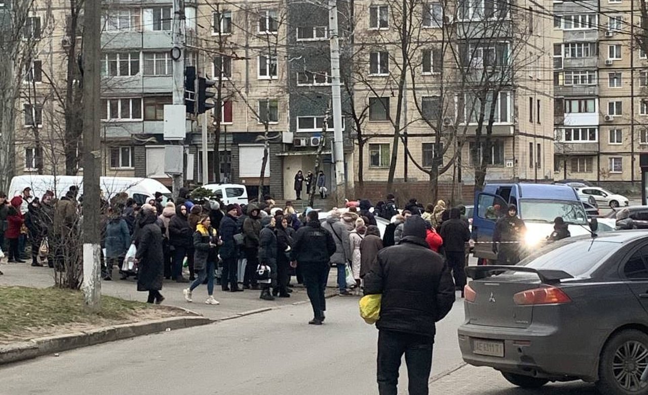 Люди зібралися на місці інциденту