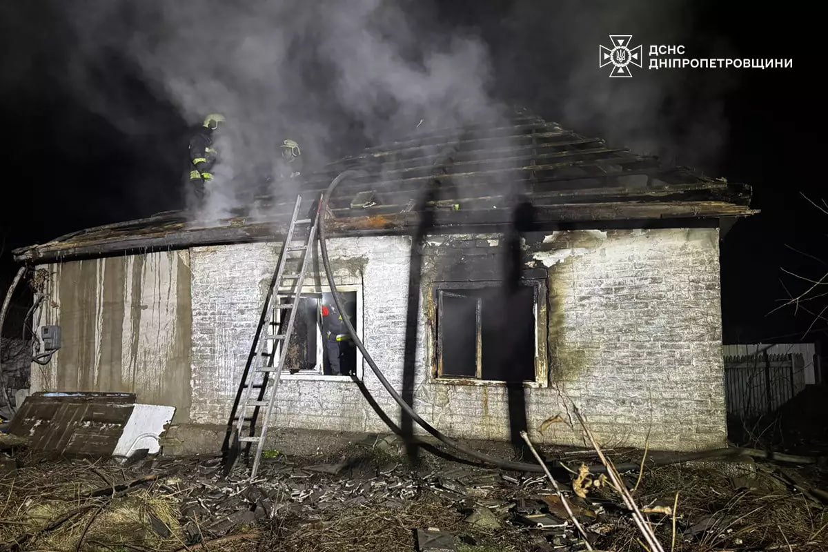 У Дніпрі згорів будинок: чоловік отримав серйозні опіки 